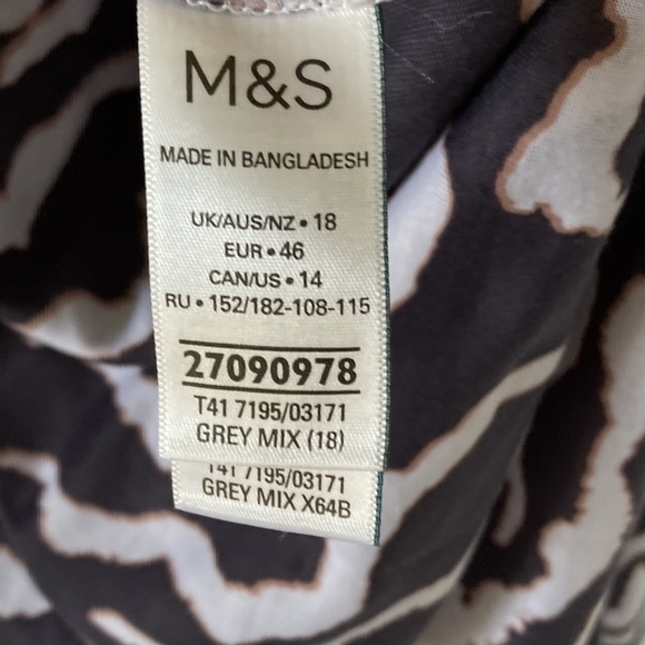 BNWT Women's Marks & Spencer Navy and White Animal Prints Jersey Blouse UK 18 - Picture 6 of 13
